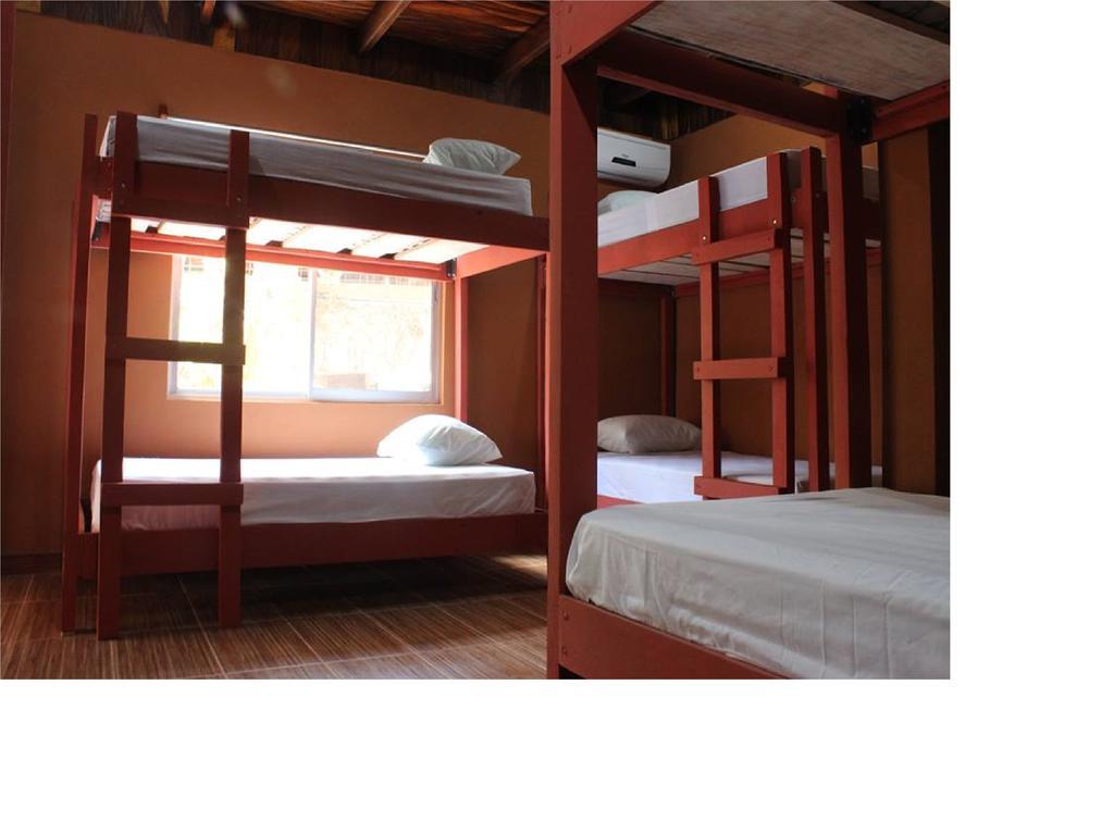 Coral Reef Surf Hostel And Camp Tamarindo Szoba fotó
